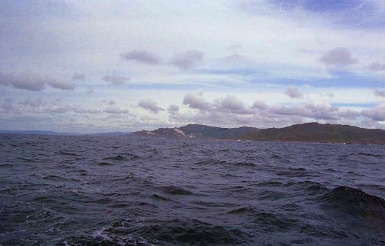ラコルニアを出て暫くすると人家には無関係の海岸が続きます。