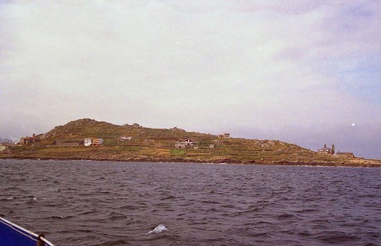 波止場を出て小さい半島左下が街、右端・半島先端、地方で著名な教会。