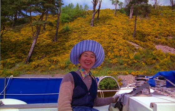 後ろの花に染まりそうなクルー、ネコ