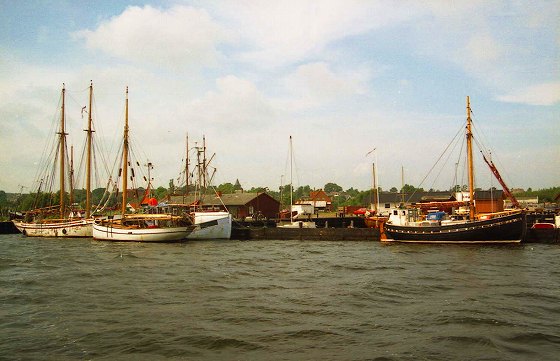 沿岸の人の交通、物資の輸送に使用されている船