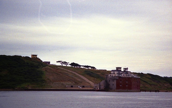ワイト島側、ソレント海域西側の水道、守りの拠点。